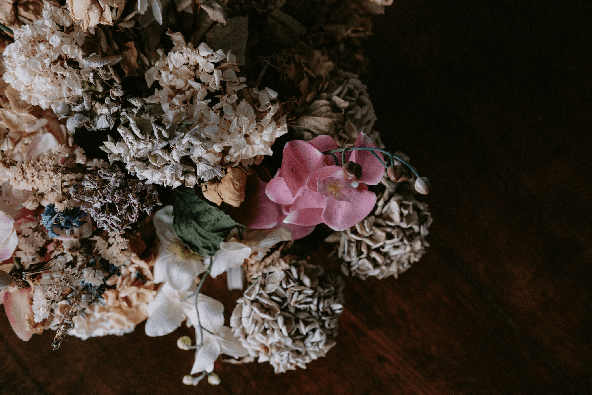 dried flowers in vase for home decor