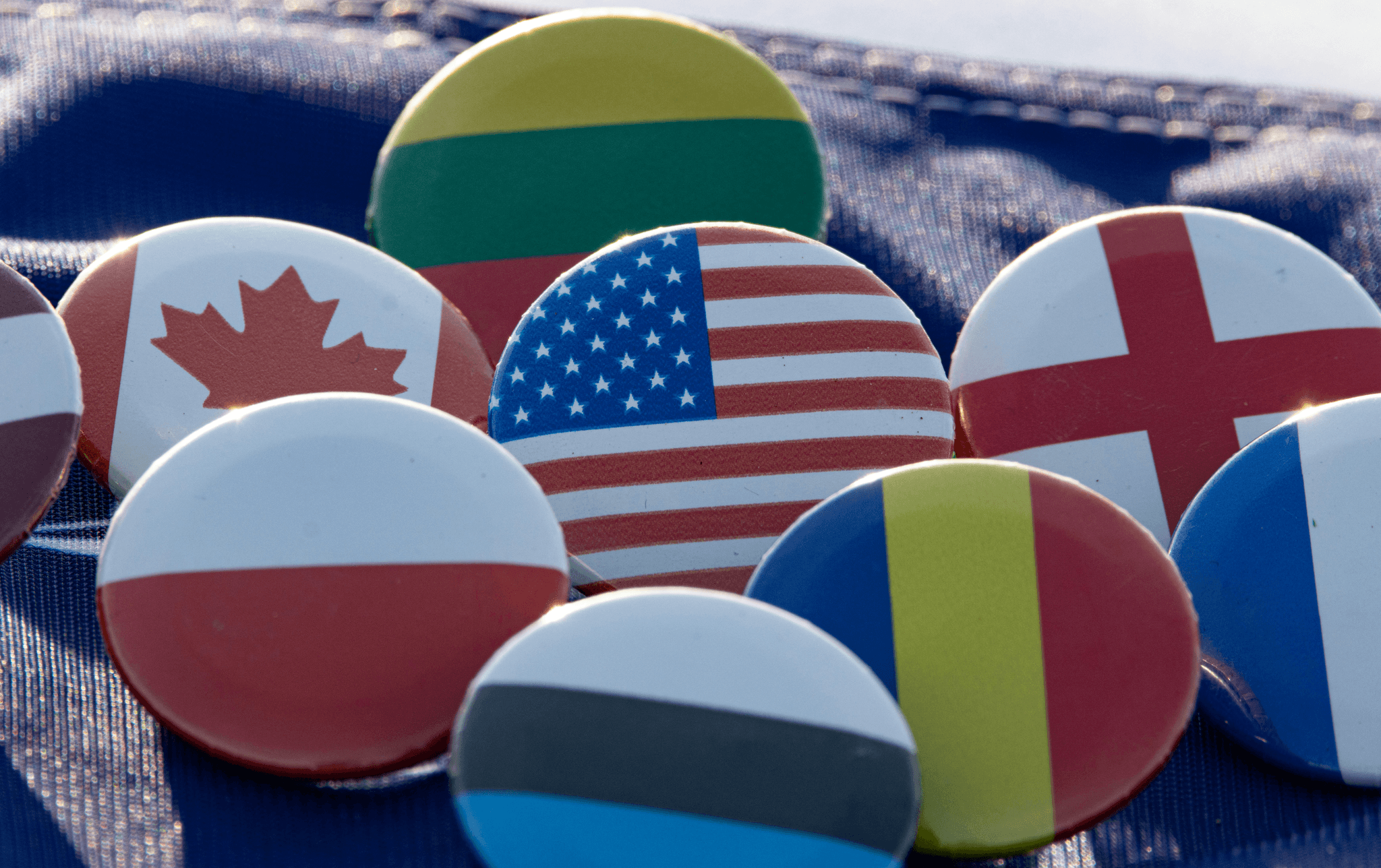 多語言網站的插圖，展示不同語言的國旗