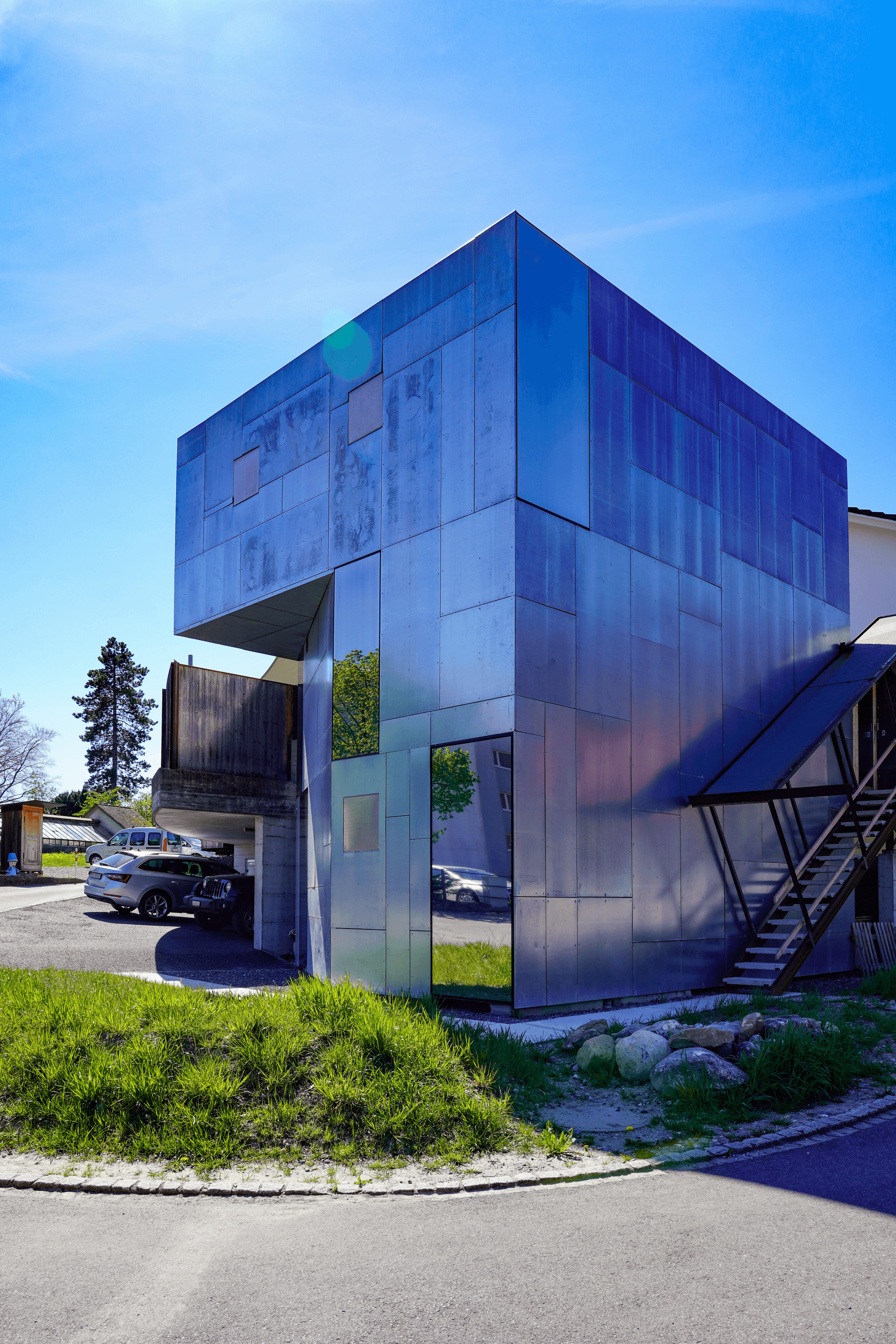 oficina prefabricada moderna rodeada de vegetación