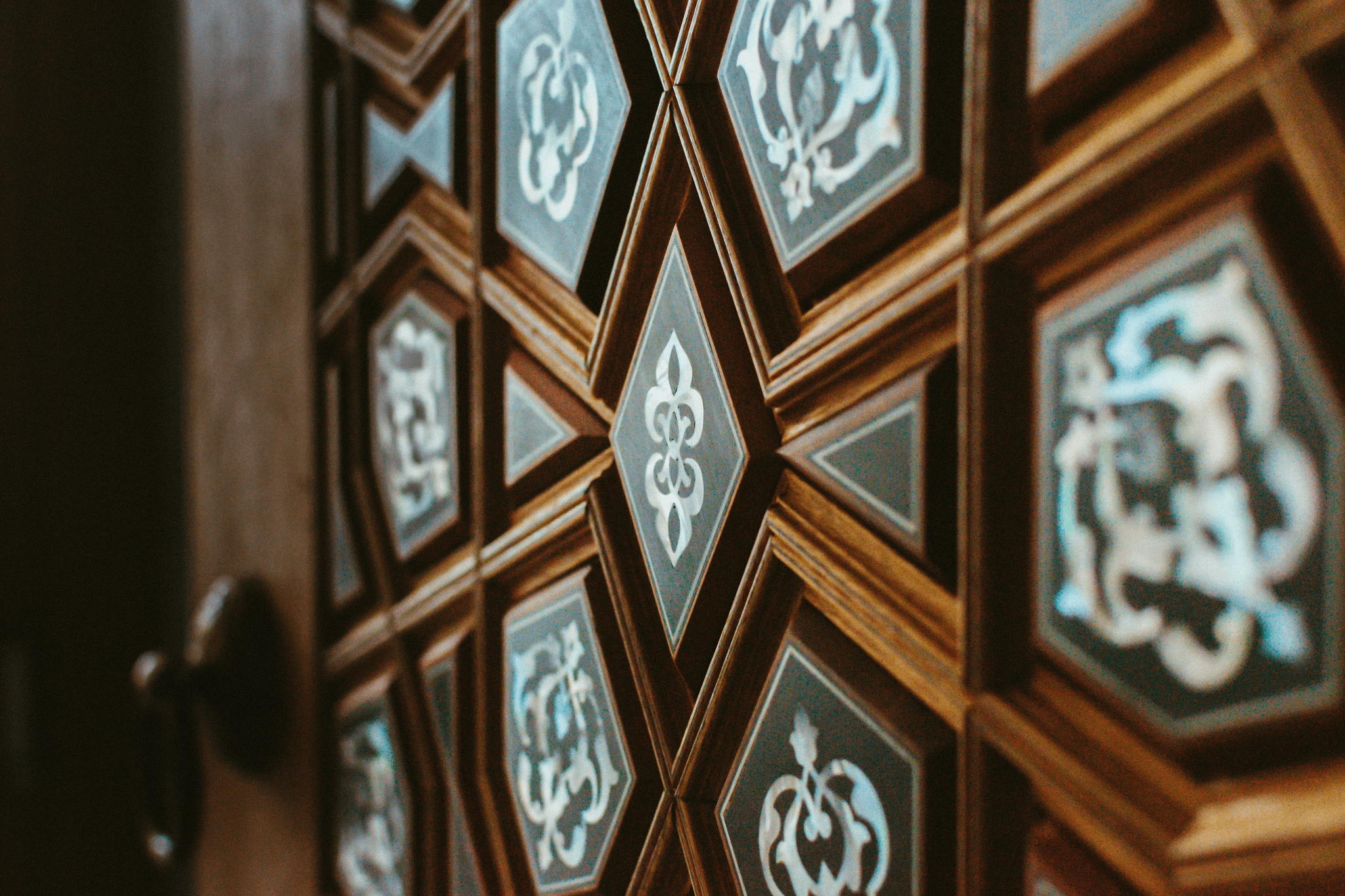 Artistry and durability of Andersen Corporation doors from world-class door manufacturer