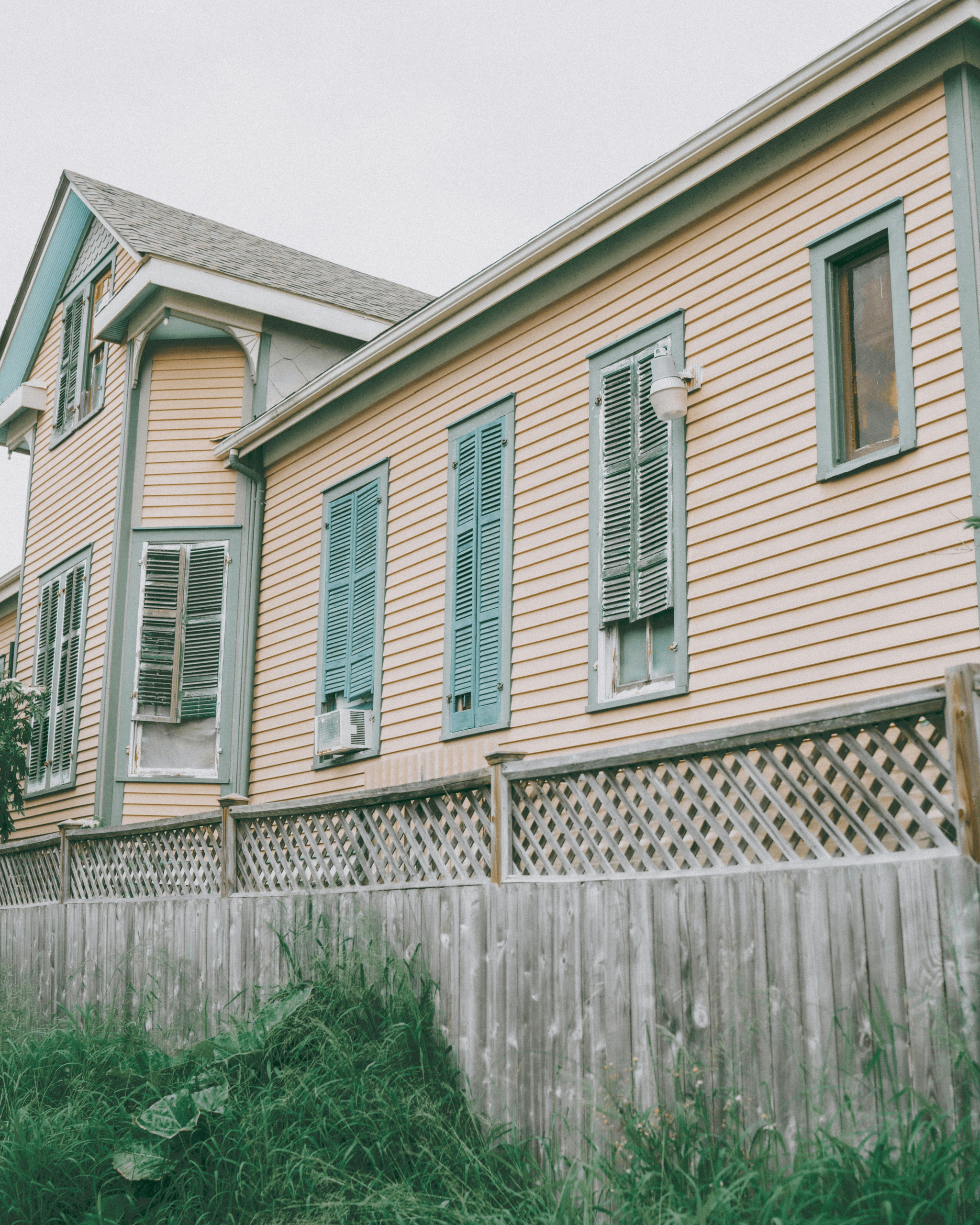 Comparing affordability between different styles: traditional vs container house price