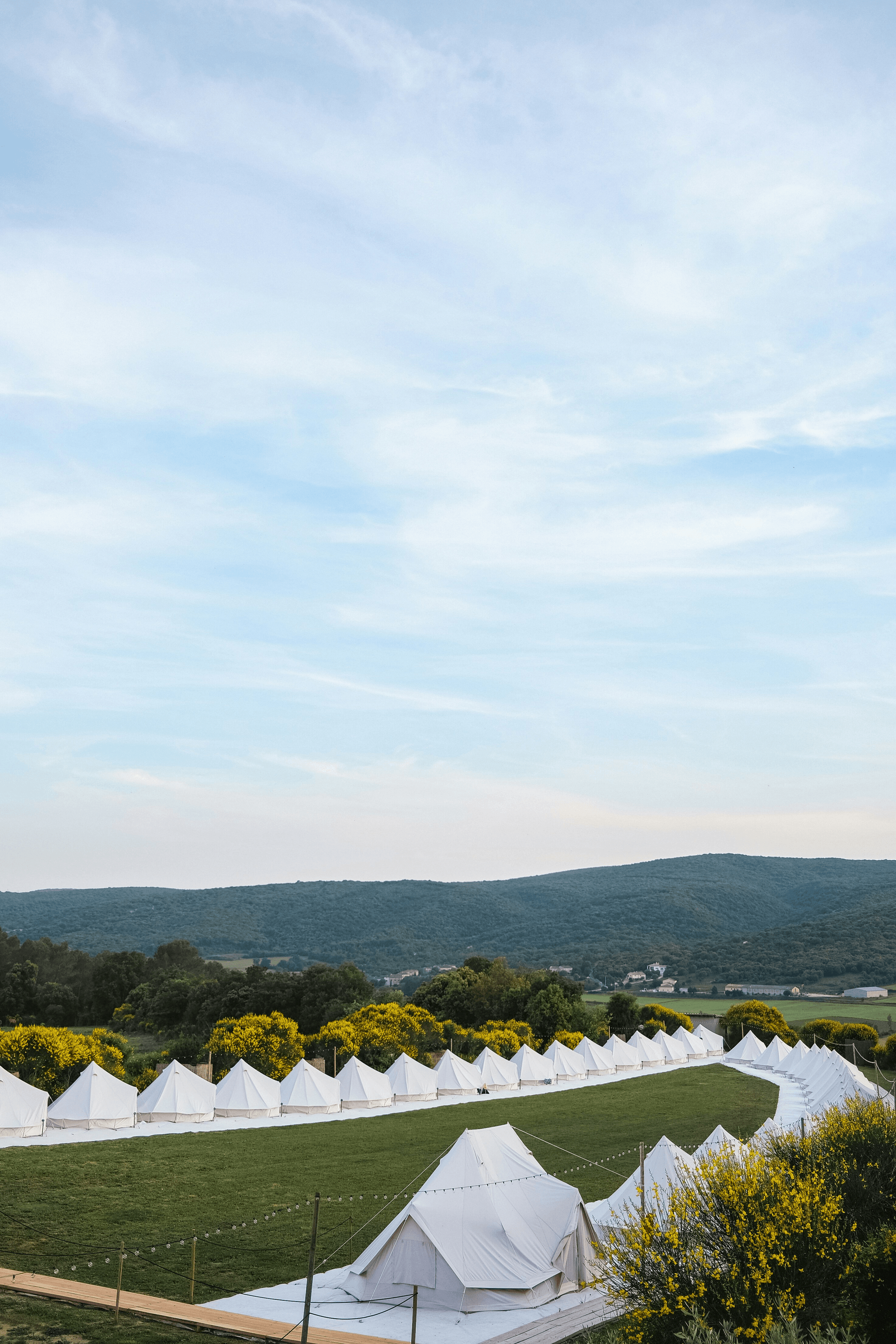 China Luxury Tent Manufacturers showcase their high-quality products in an outdoor setting.