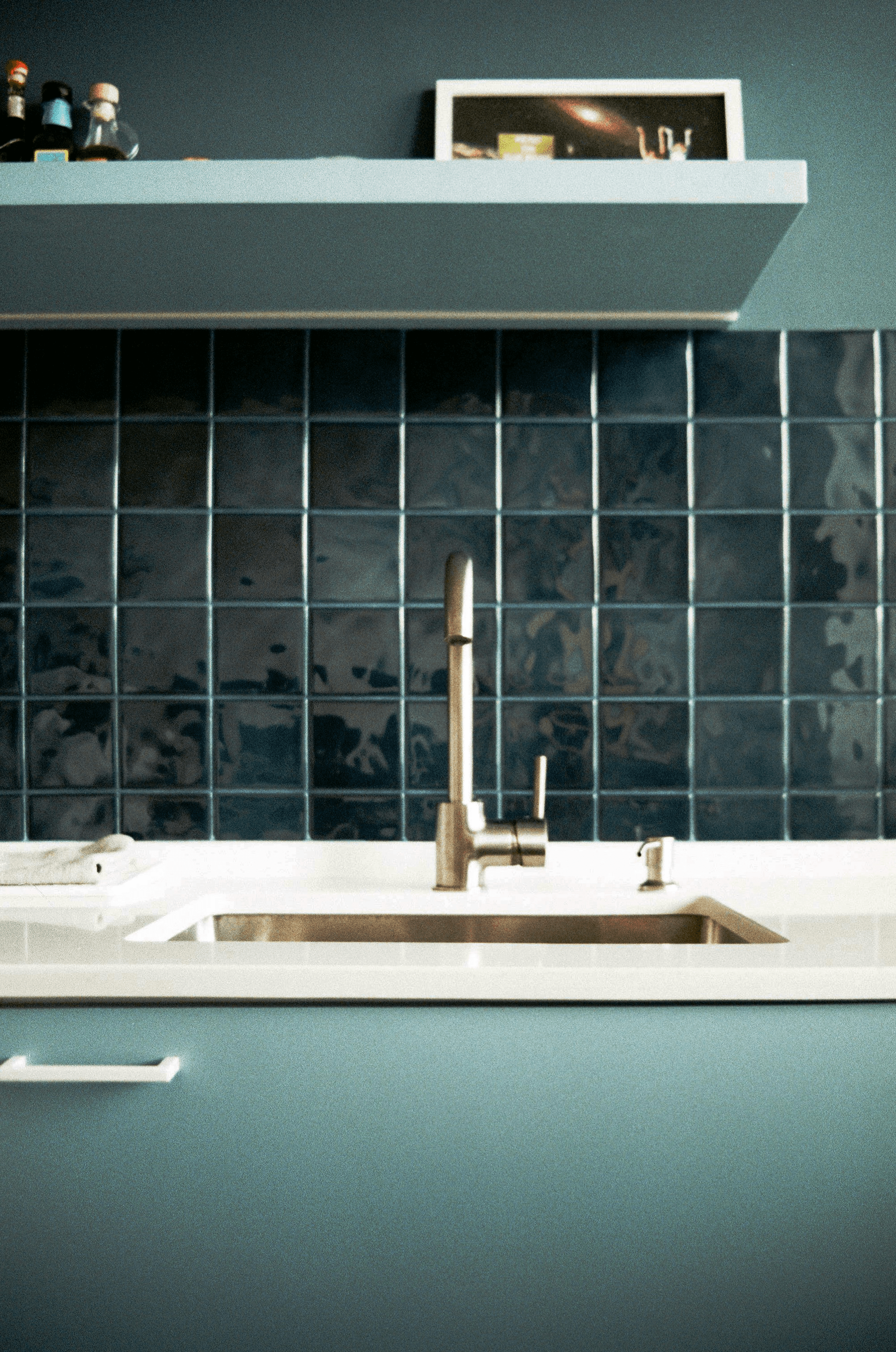Different tile materials: Modern kitchen backsplash with silver metallic finish metal tiles