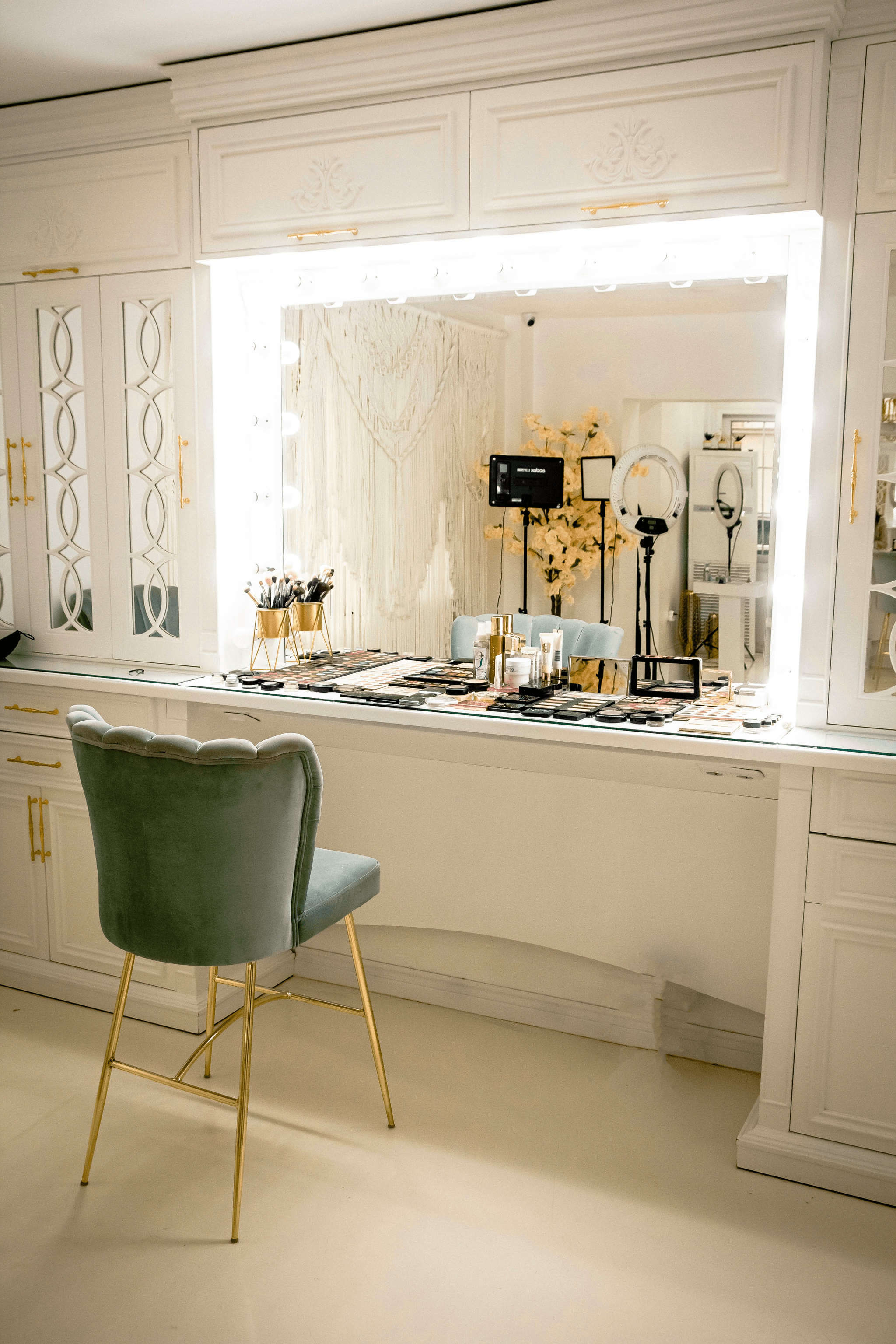 Luxurious modern vanity from top vanity manufacturers