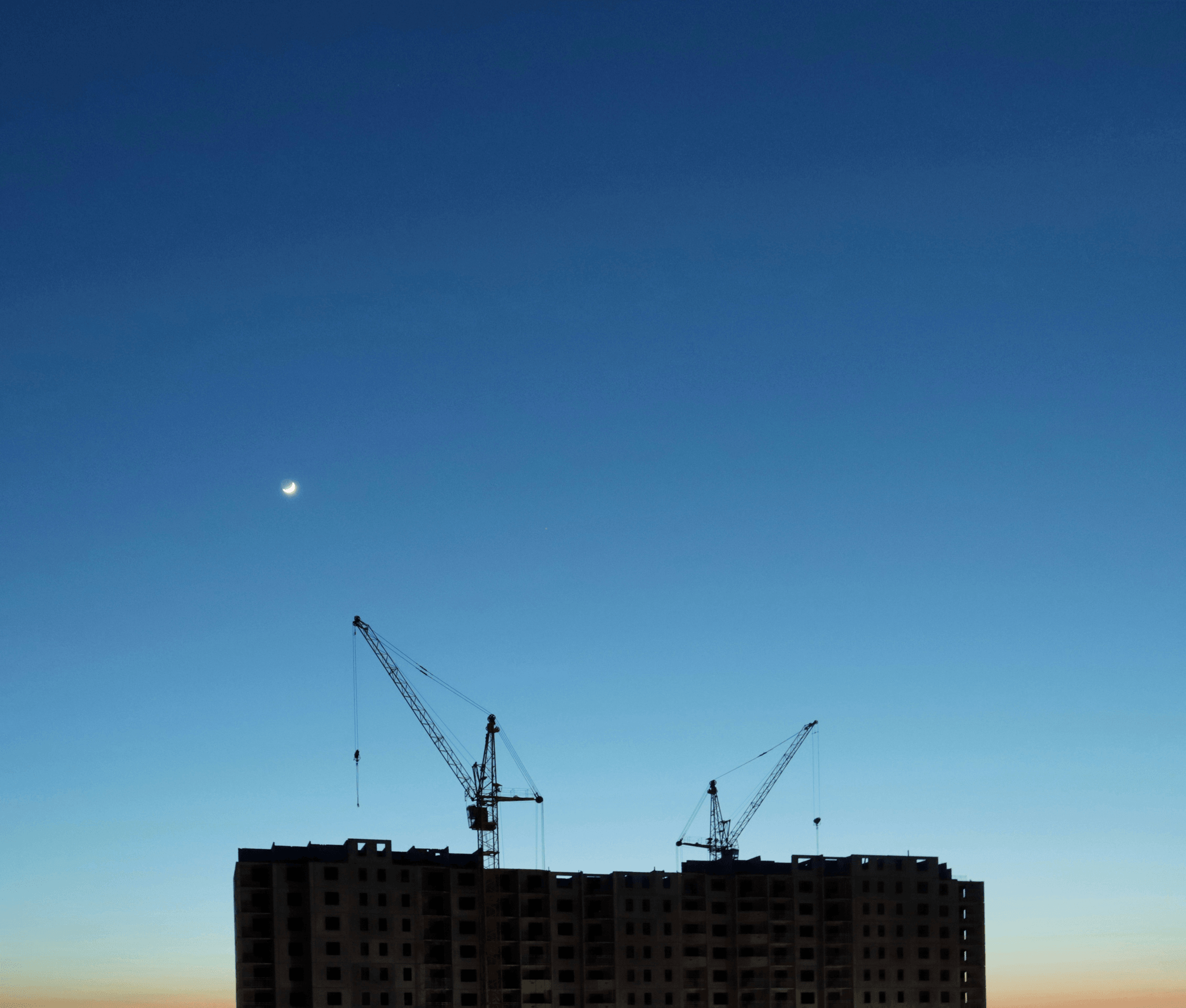 Assembling modular building systems at construction site