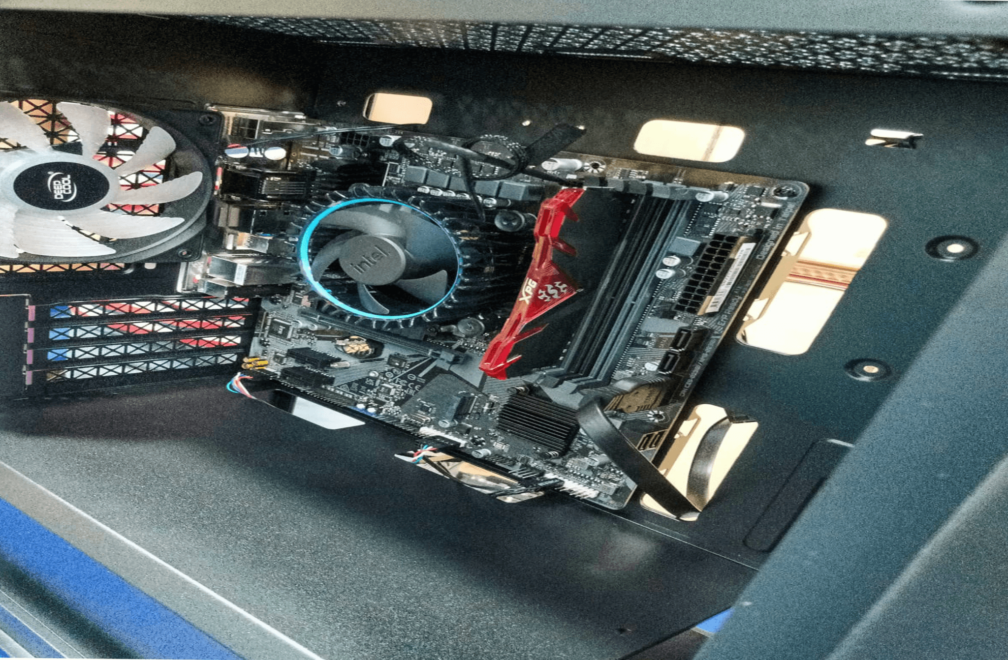 مبرد لوحدة المعالجة المركزية في جهاز كمبيوتر مكتبي