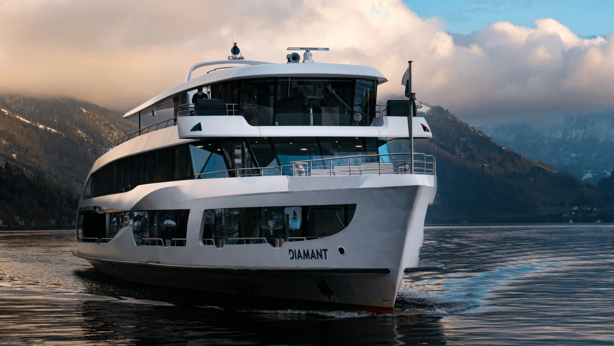 Types of Speed Boats - Luxury Cabin Cruiser