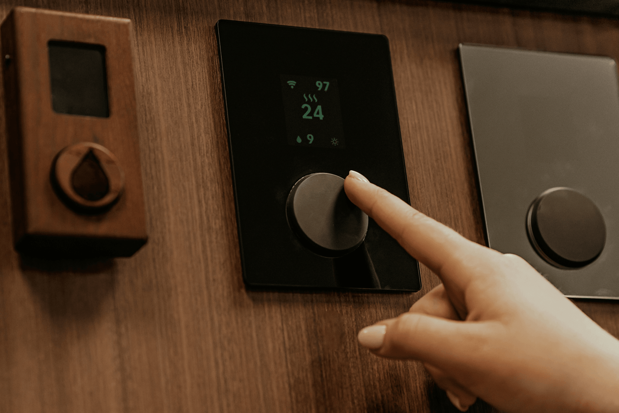 Energy-efficient programmable thermostat in a mobile home