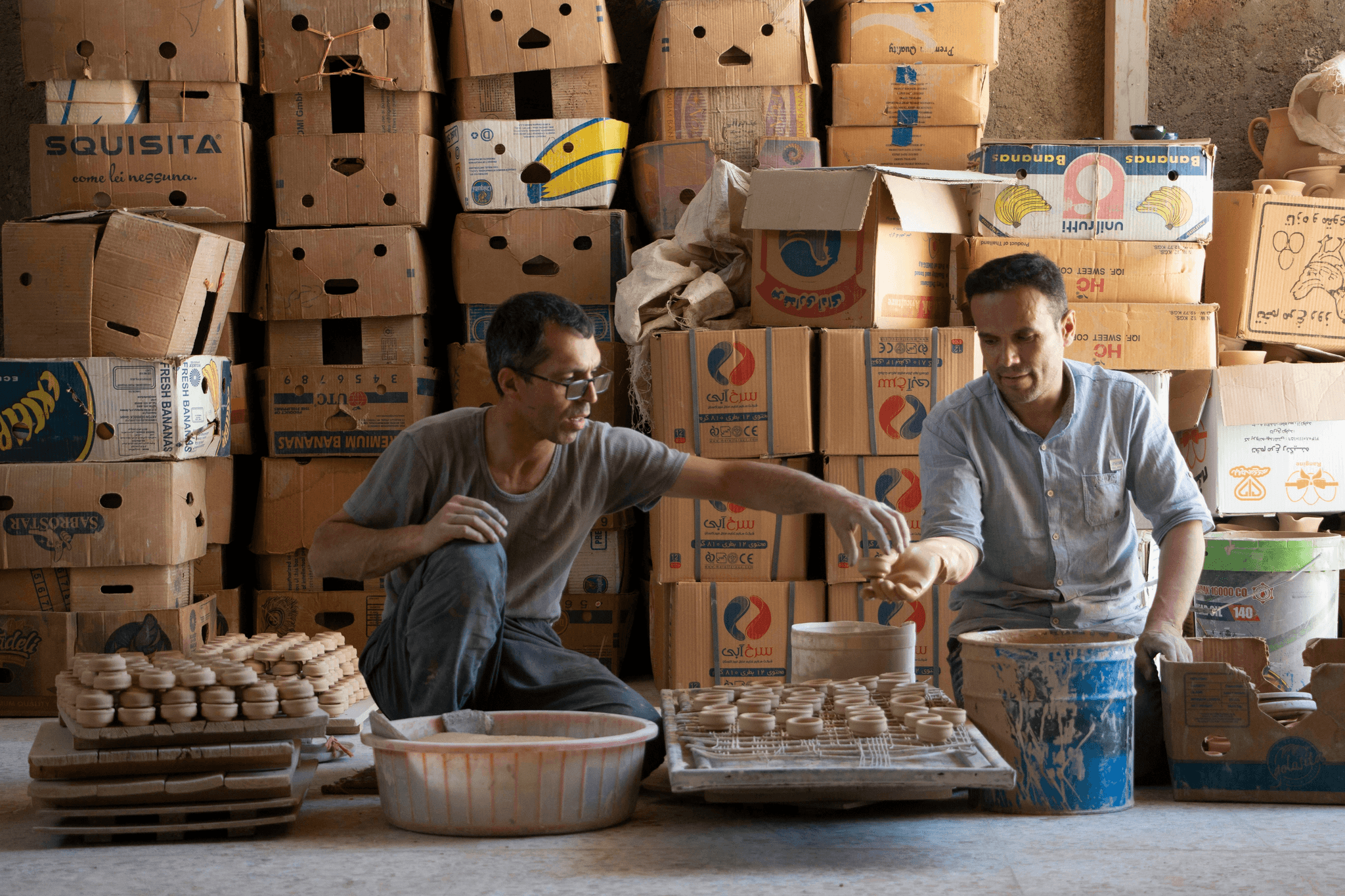 Comparison chart showing pros and cons of Alibaba vs other sourcing options.