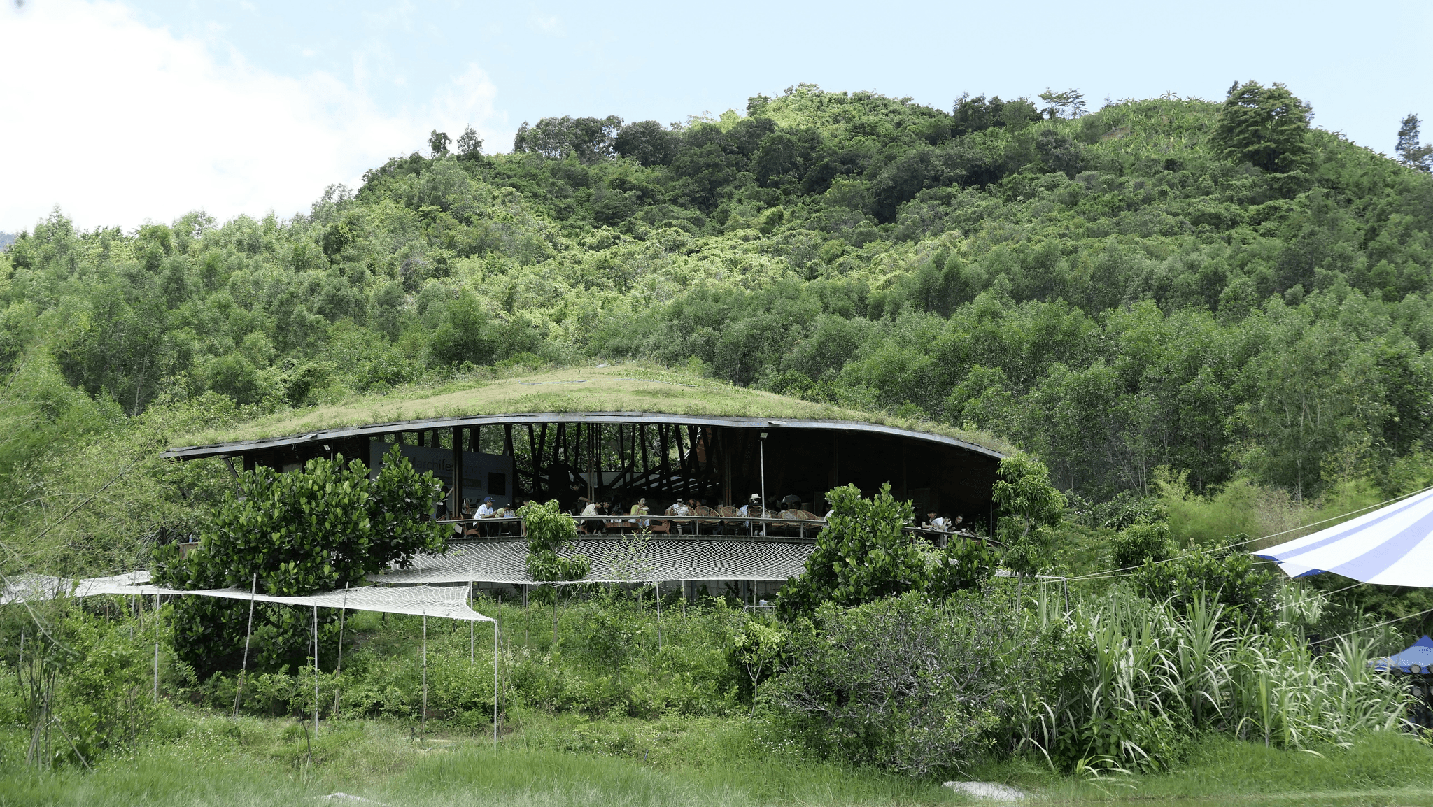 modern prefabricated restaurant design without people