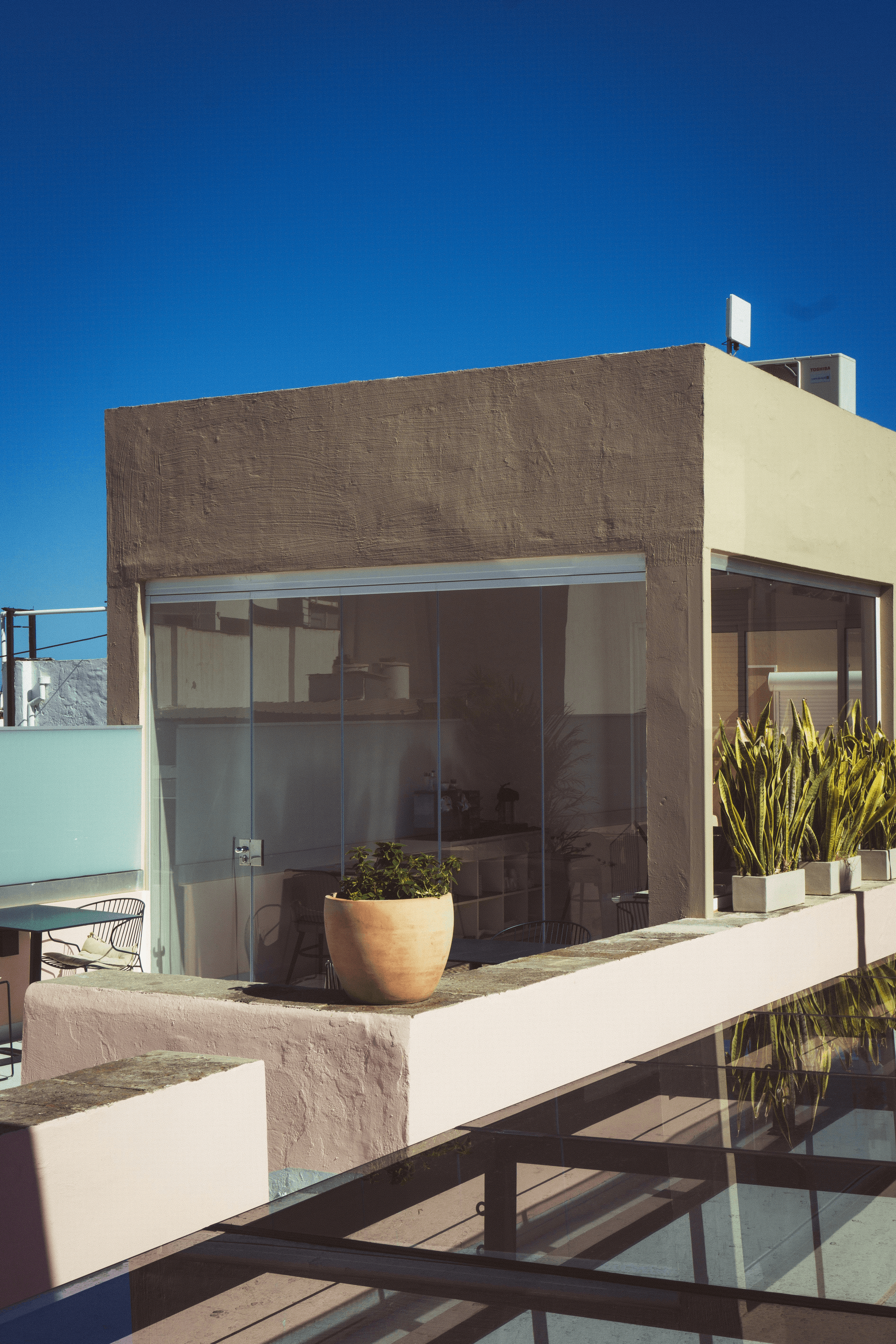 Innovative ideas for stunning container villa design.