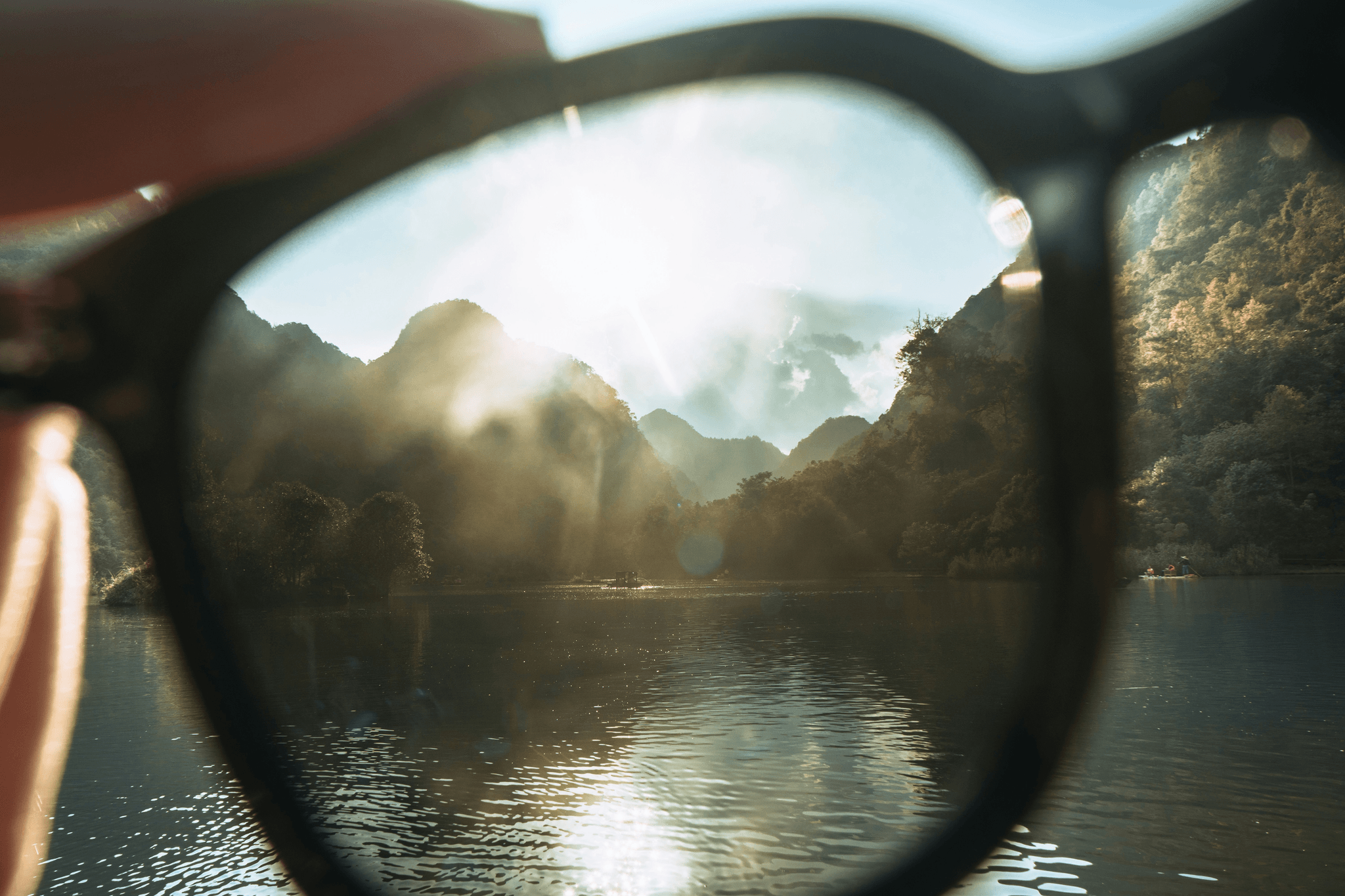 polarized cycling sunglasses with adaptive lenses changing tint