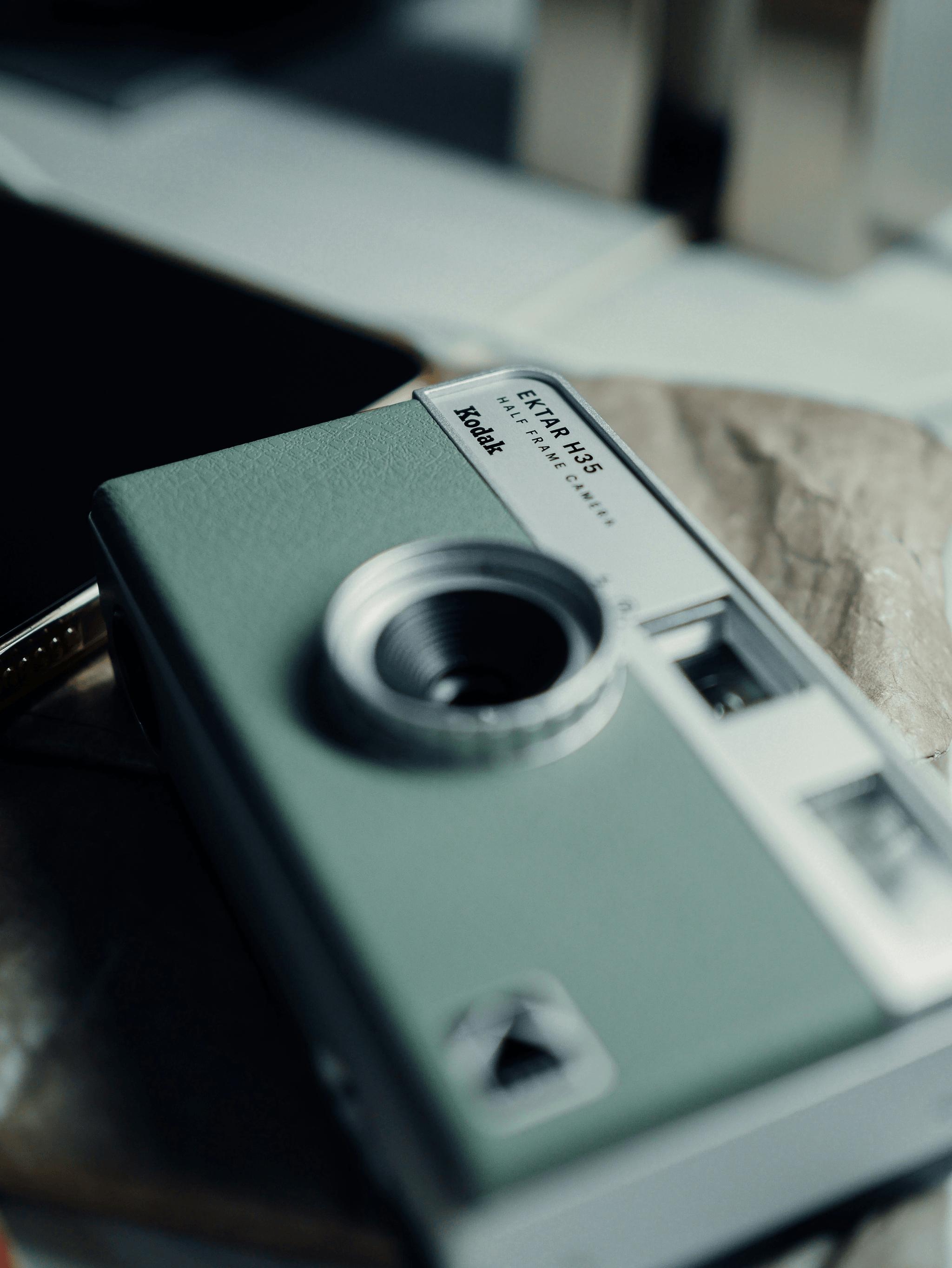 【CCD 復古浪潮】為何年輕人集體拋棄 iPhone，改拿 2003 的老相機？｜藝文手記｜療寮生活館 Chitchat LIFE