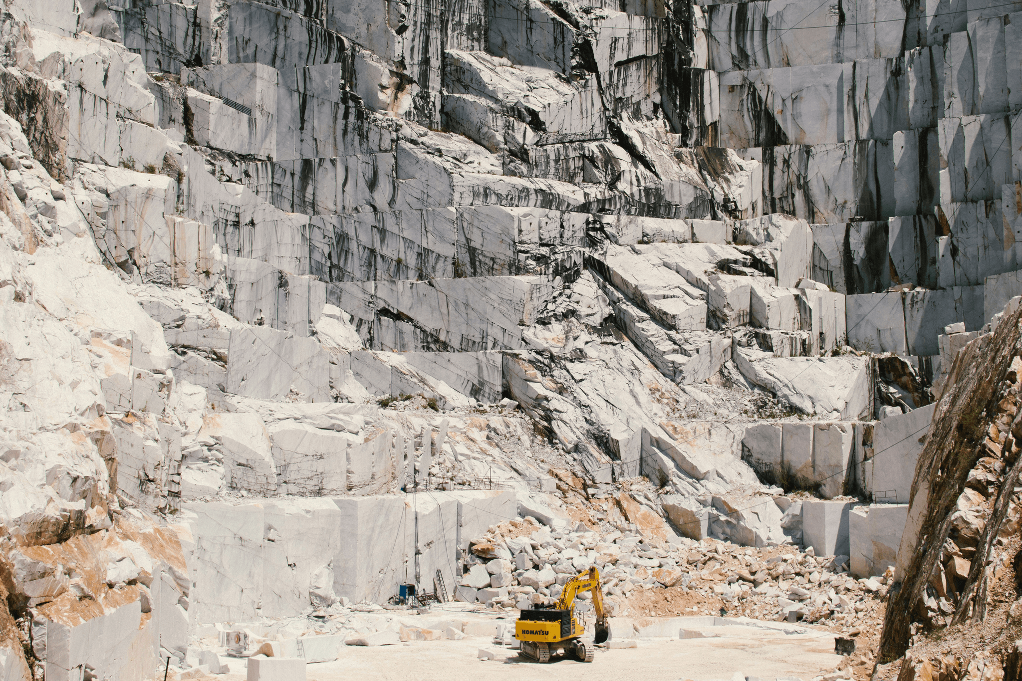 Marble extraction process in a quarry with heavy machinery