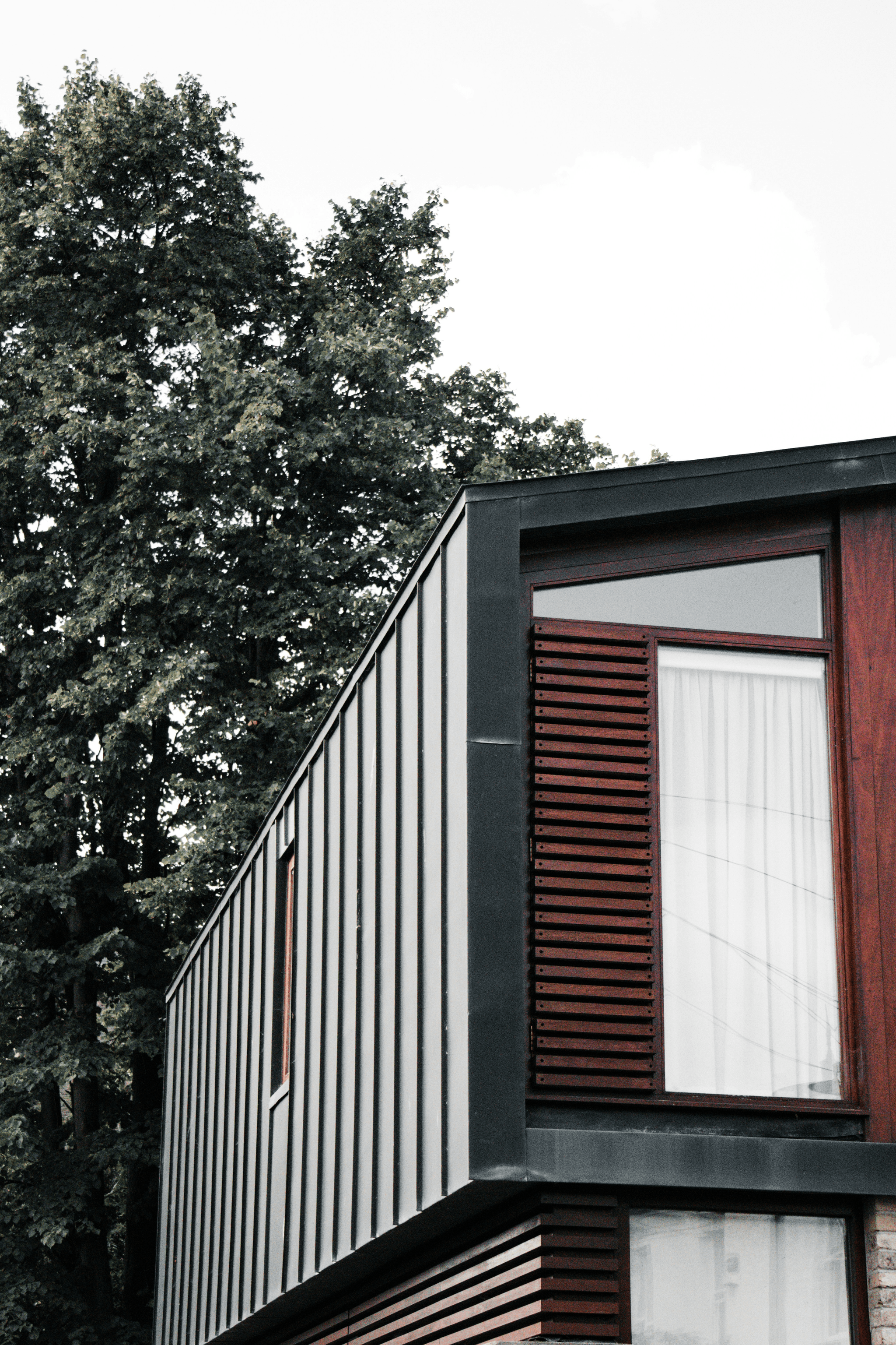 Folding container house with innovative design features