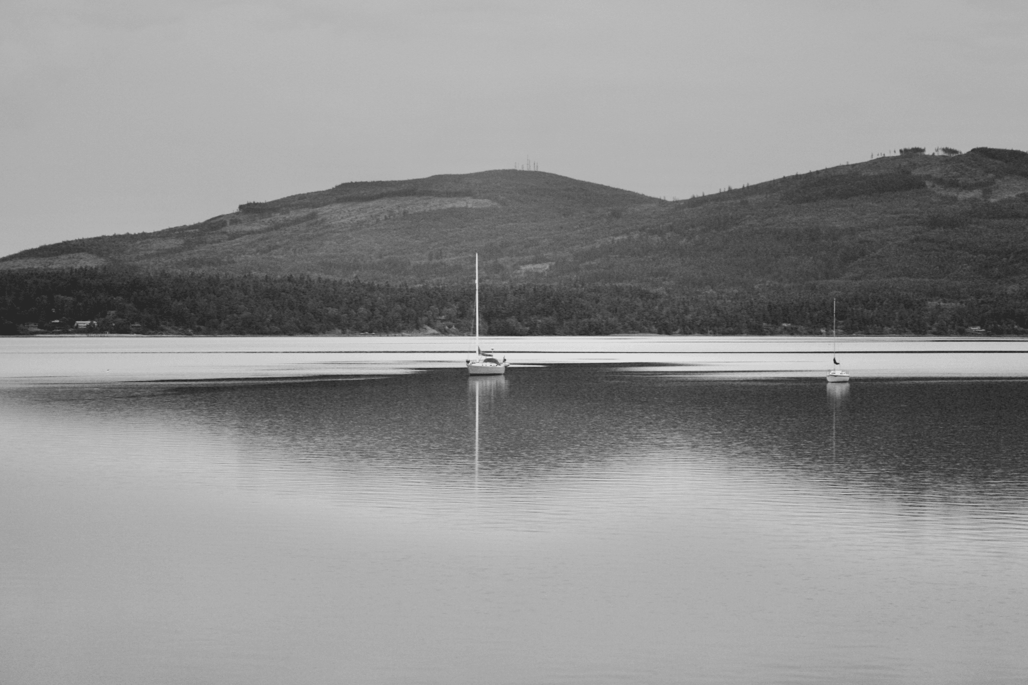 18 ft aluminum boat for sale sailing on water