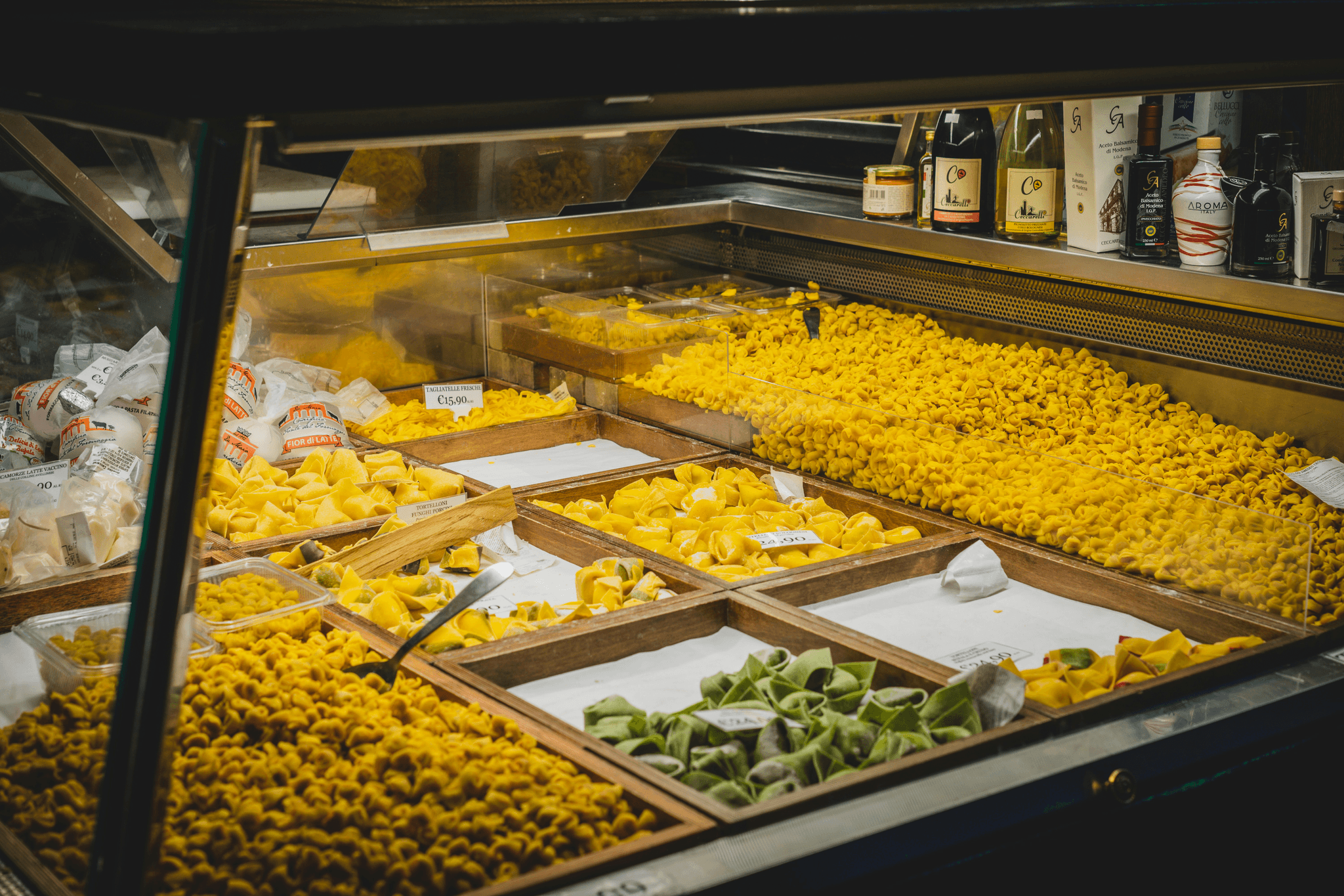custom printed deli containers showcasing vibrant branding