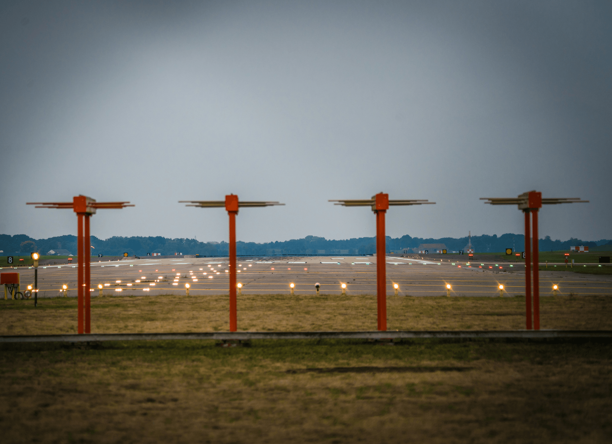 Runway intersection lights providing visual cues for aircraft guidance