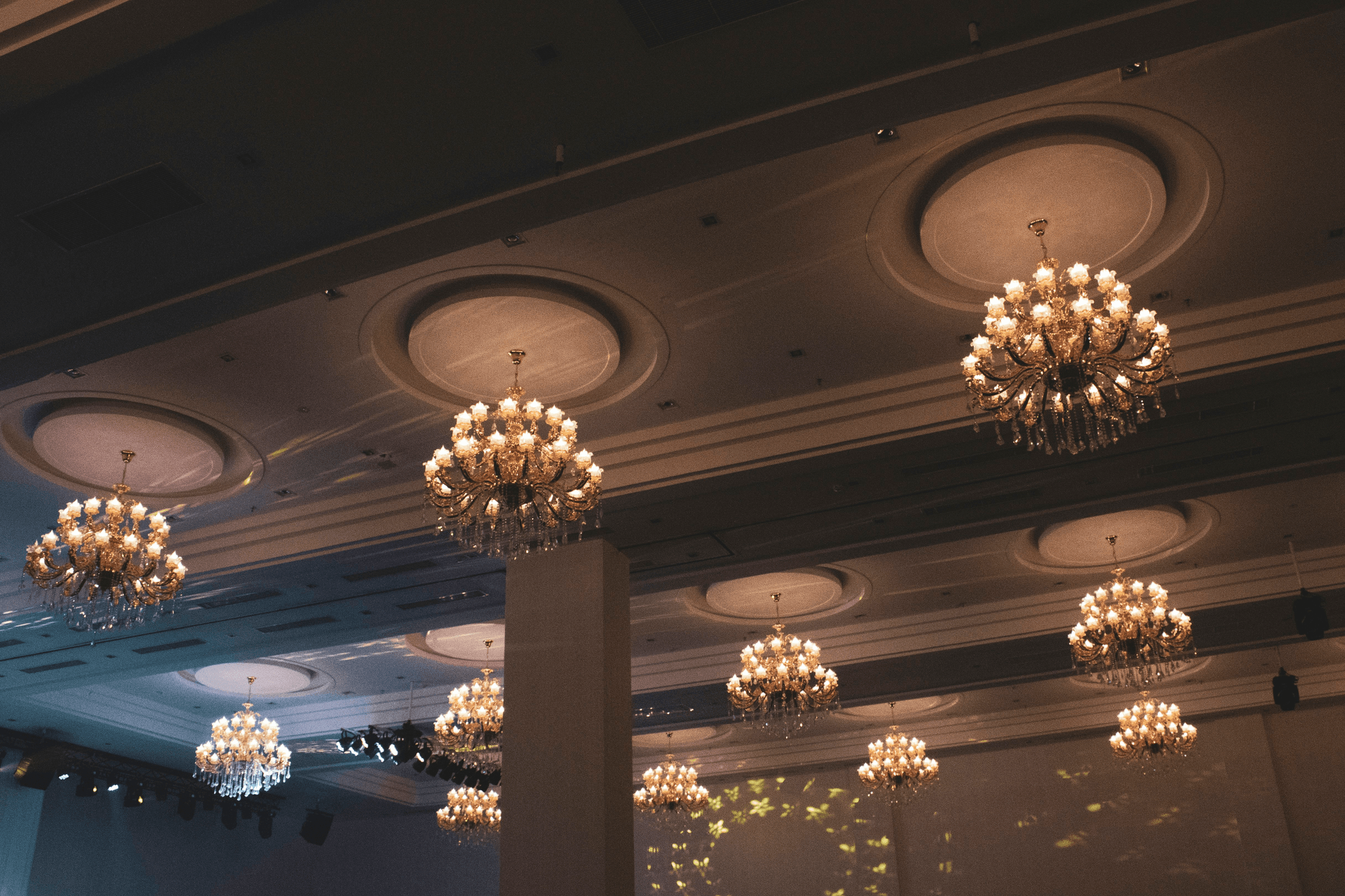 10 Elegant Banquet Hall Chandelier Ideas