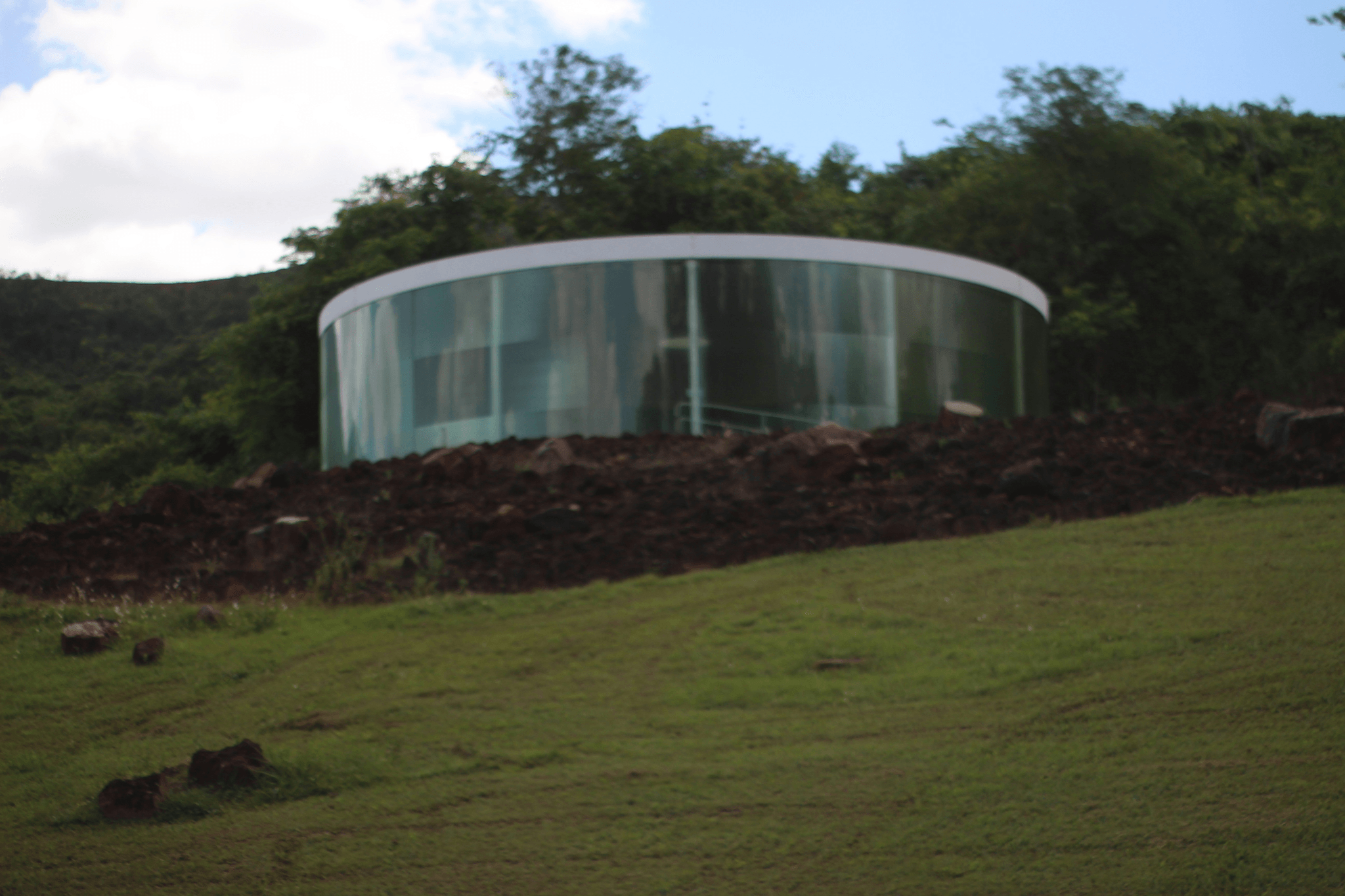 Stunning view of a contemporary glass house prefab