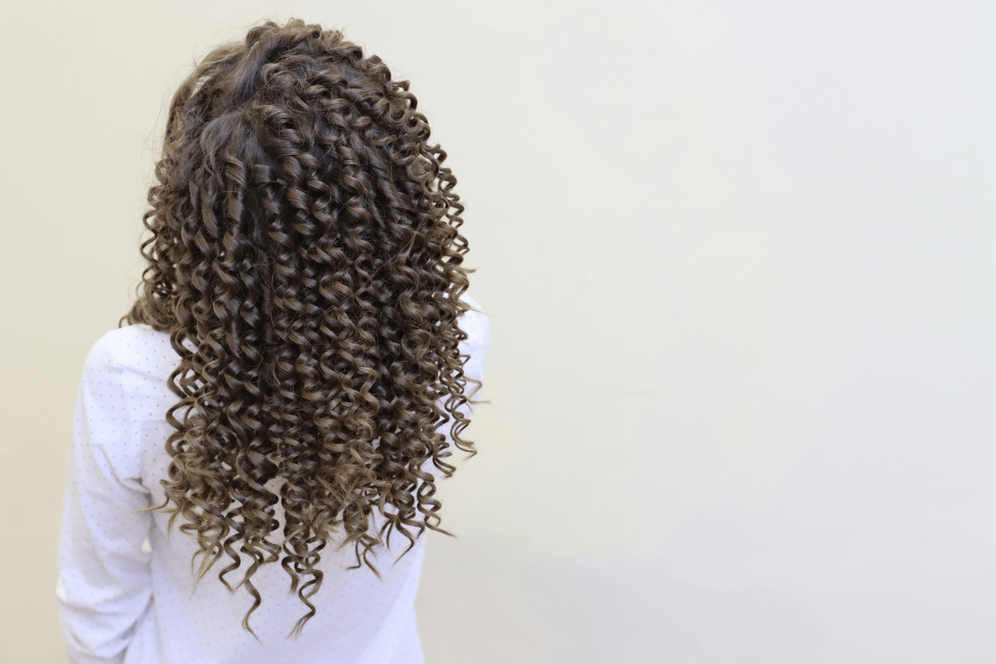 difference between 4b and 4c hair showcased through distinct hairstyles