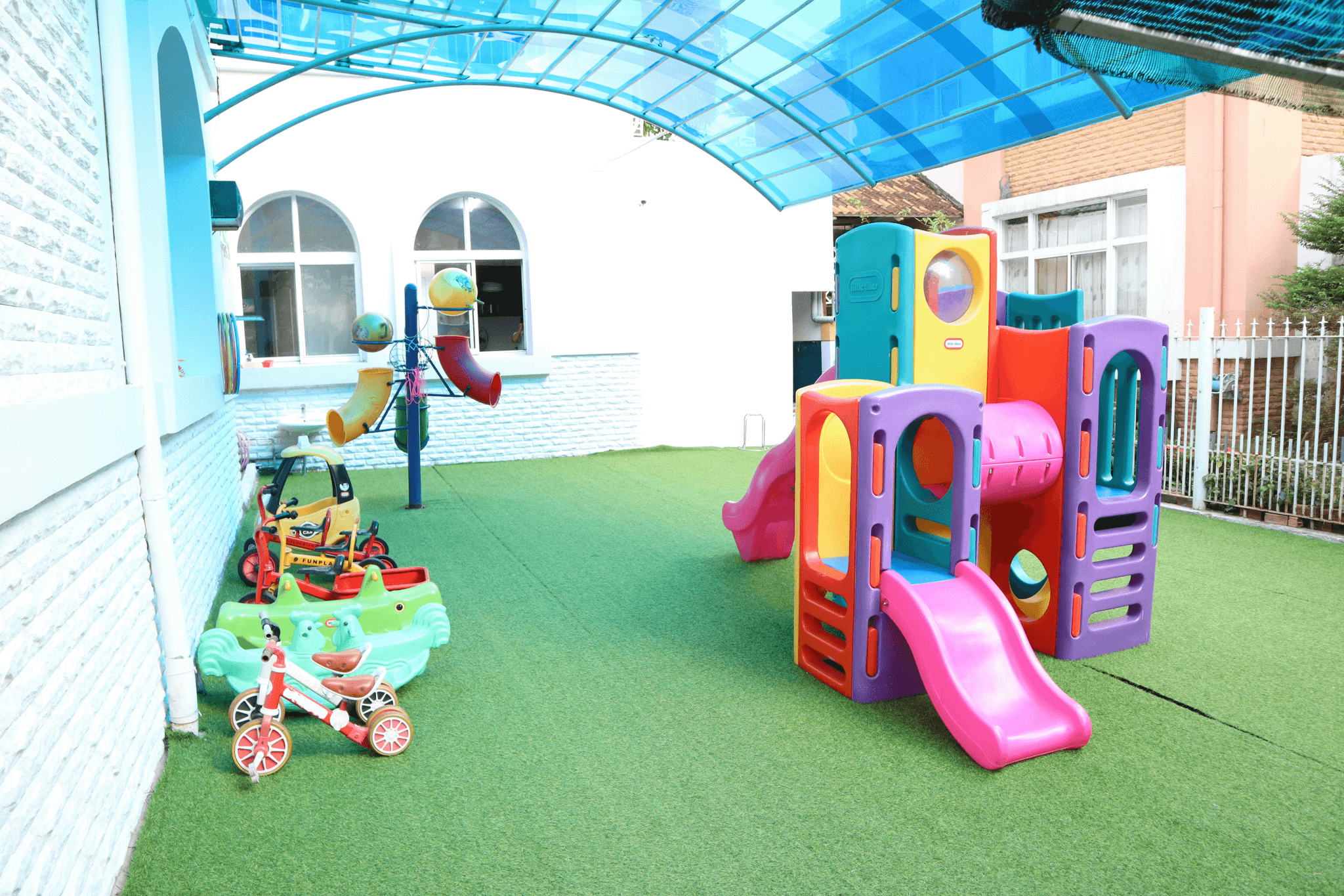 bâtiments modulaires de crèche à vendre présentant des designs vibrants