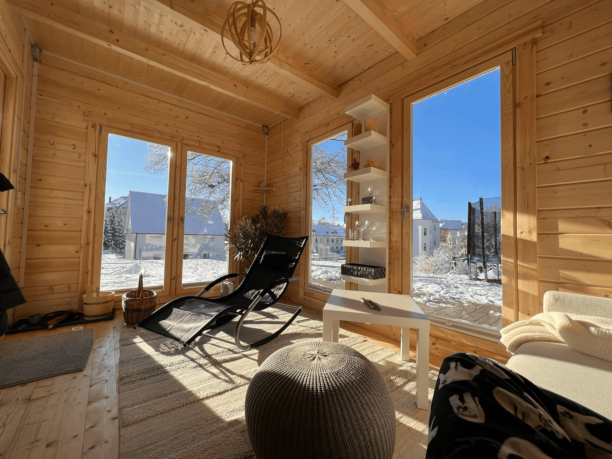 transformation intérieure d'une maison mobile de style cabane mettant en valeur la beauté naturelle