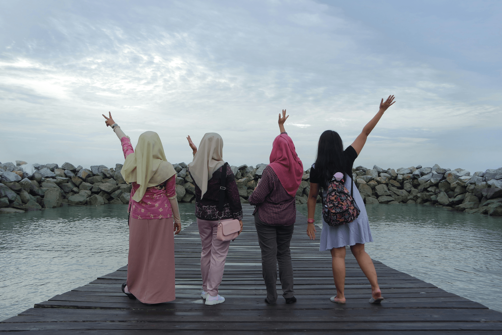 how to make new friends, make new friends as an adult, how to meet new people, ways to make friends, find new friends