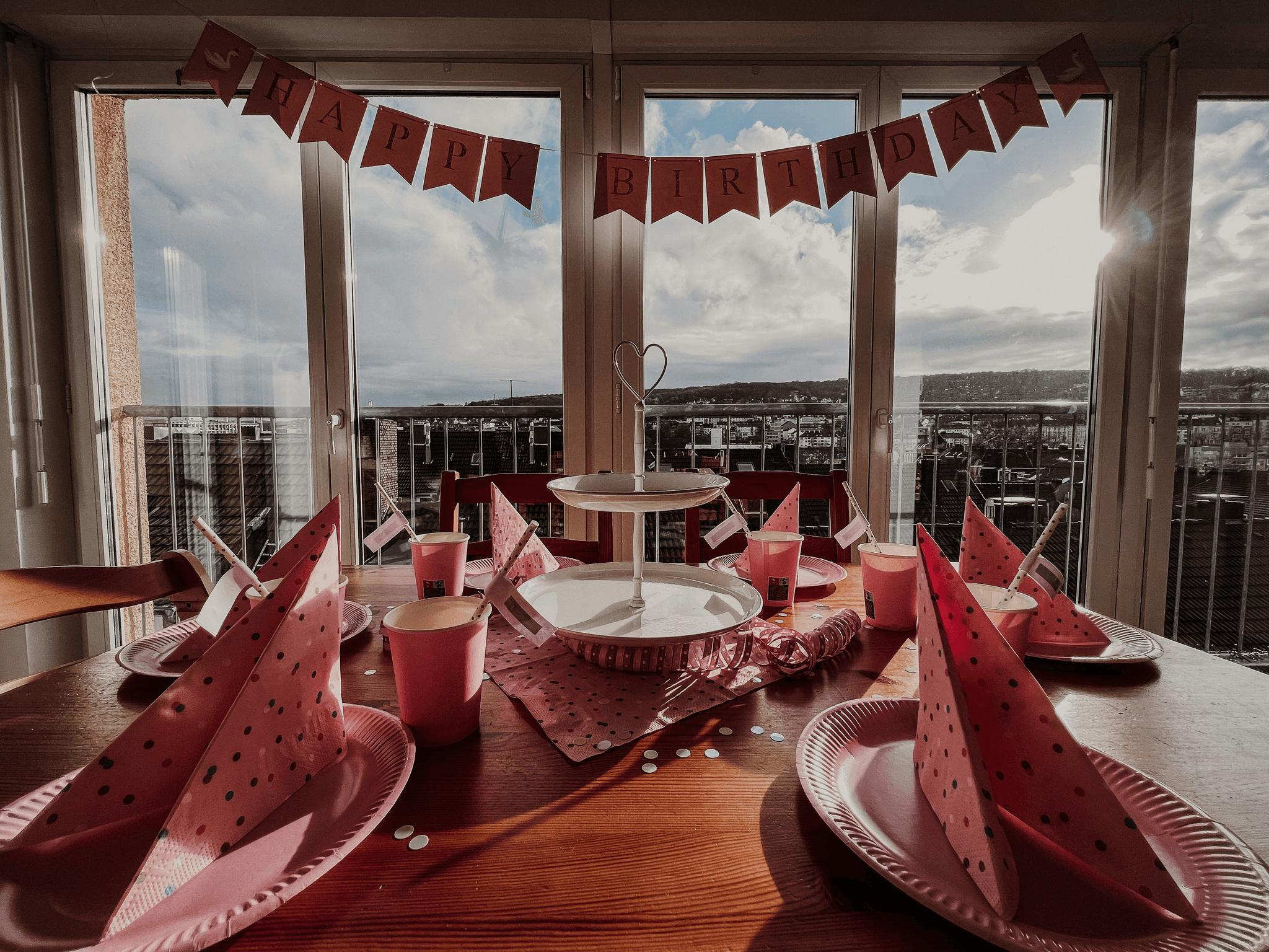 Stylish disposable plates for party enhance any gathering.