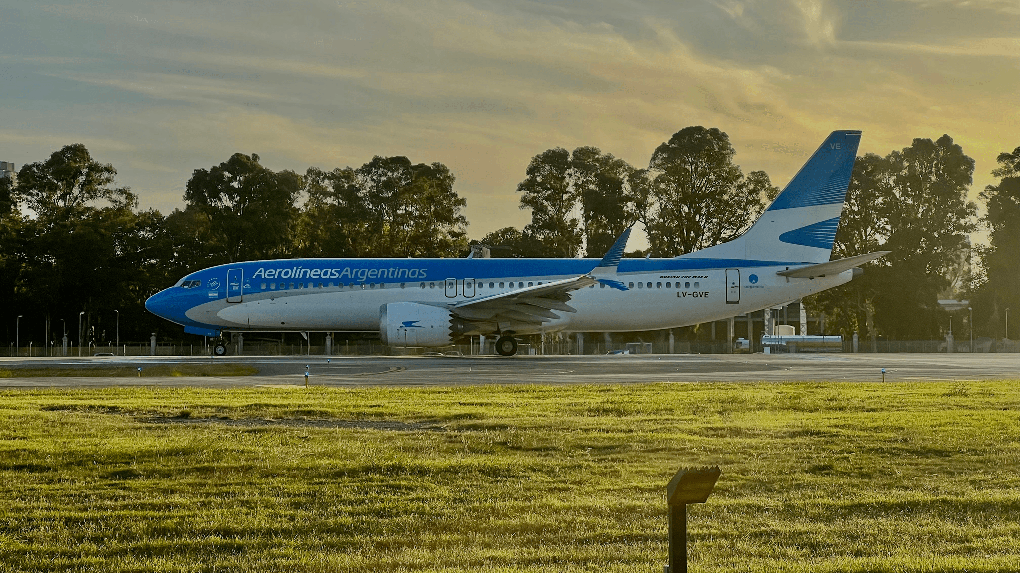 aviation fueling truck systems at work with Boeing 737