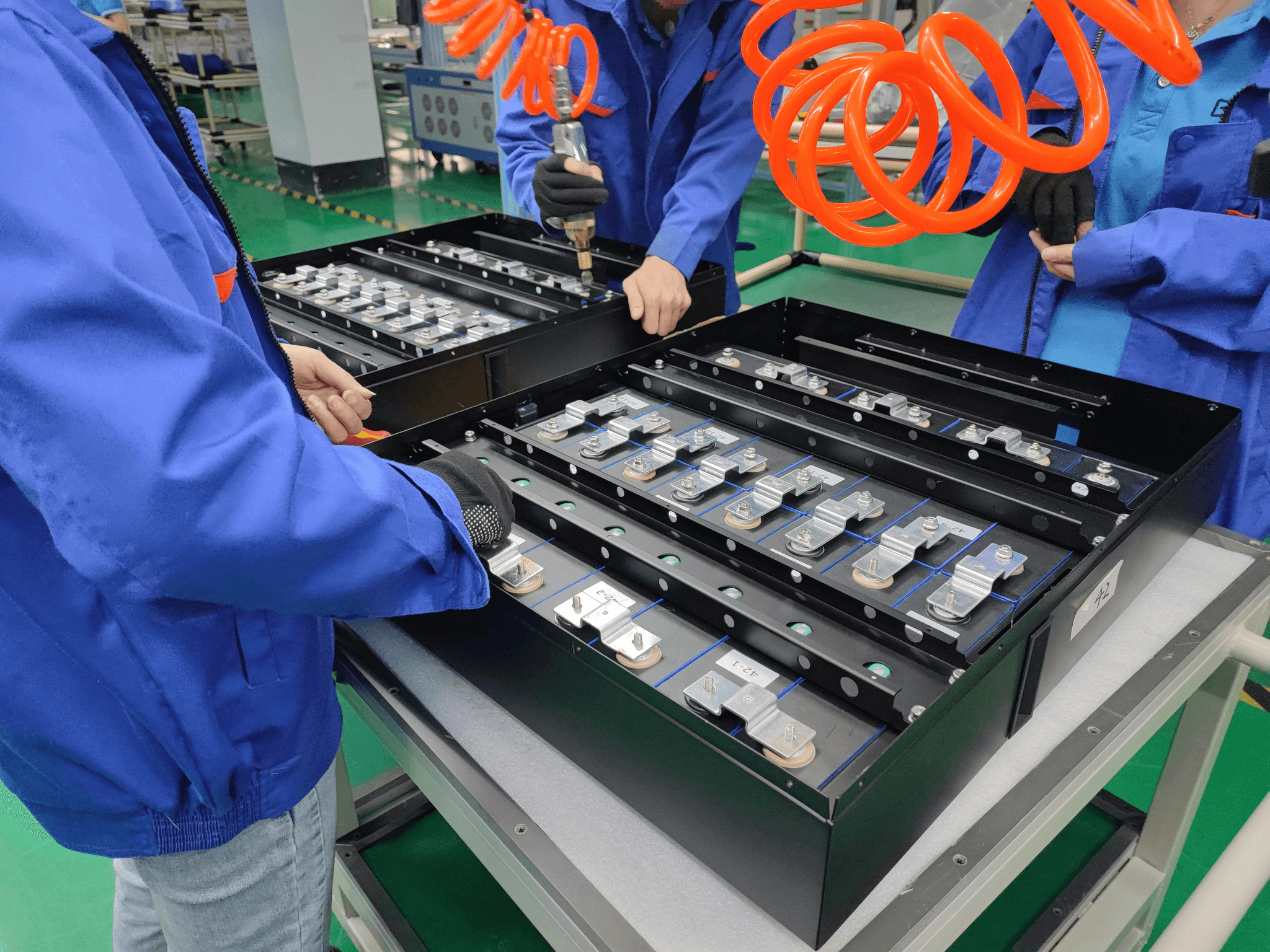 Polyurethane based glue used in automotive manufacturing