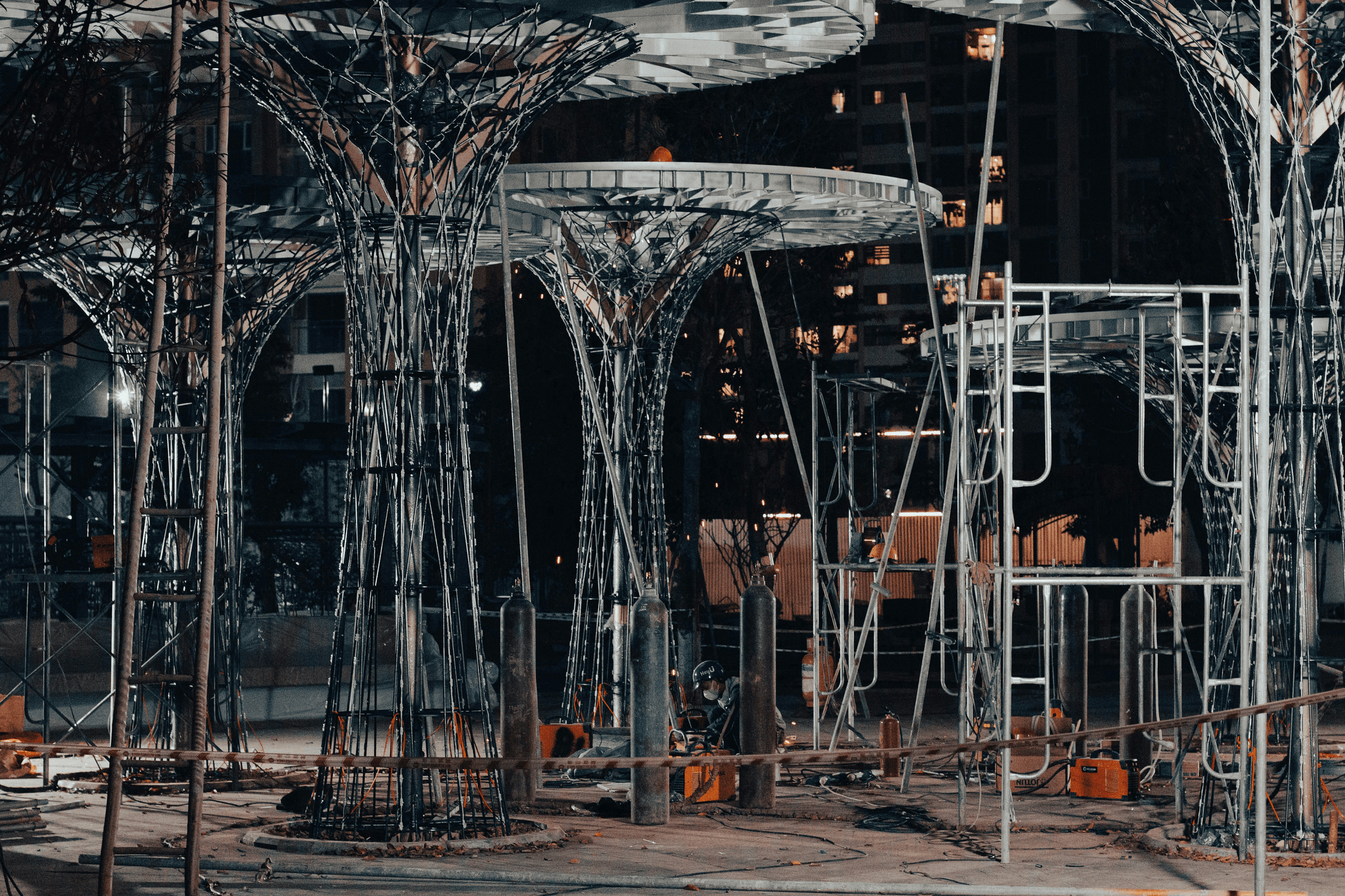 Innovative demountable buildings showcased during assembly.